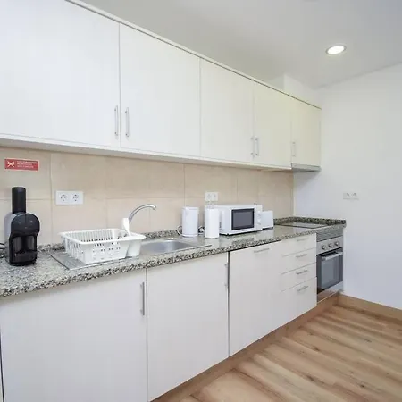 Elegante Com Terraco - 800 Metros Da * Parede