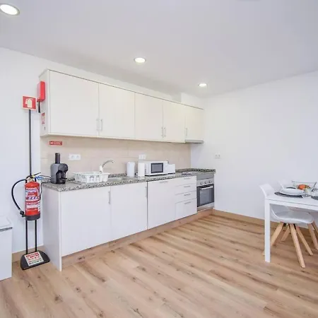 Elegante Com Terraco - 800 Metros Da Appartement Parede
